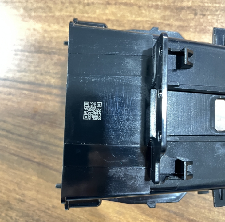 新能源汽車塑料件激光打標.jpg